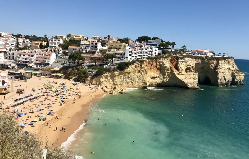O Algarve, região de praias em Portugal, também conta com universidade que aceita notas do Enem.